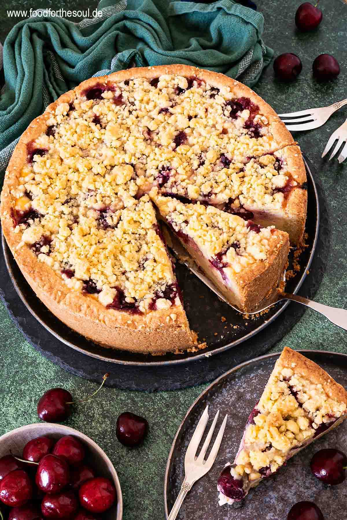 Kirschkuchen mit Quark und Streusel auf einem Teller
