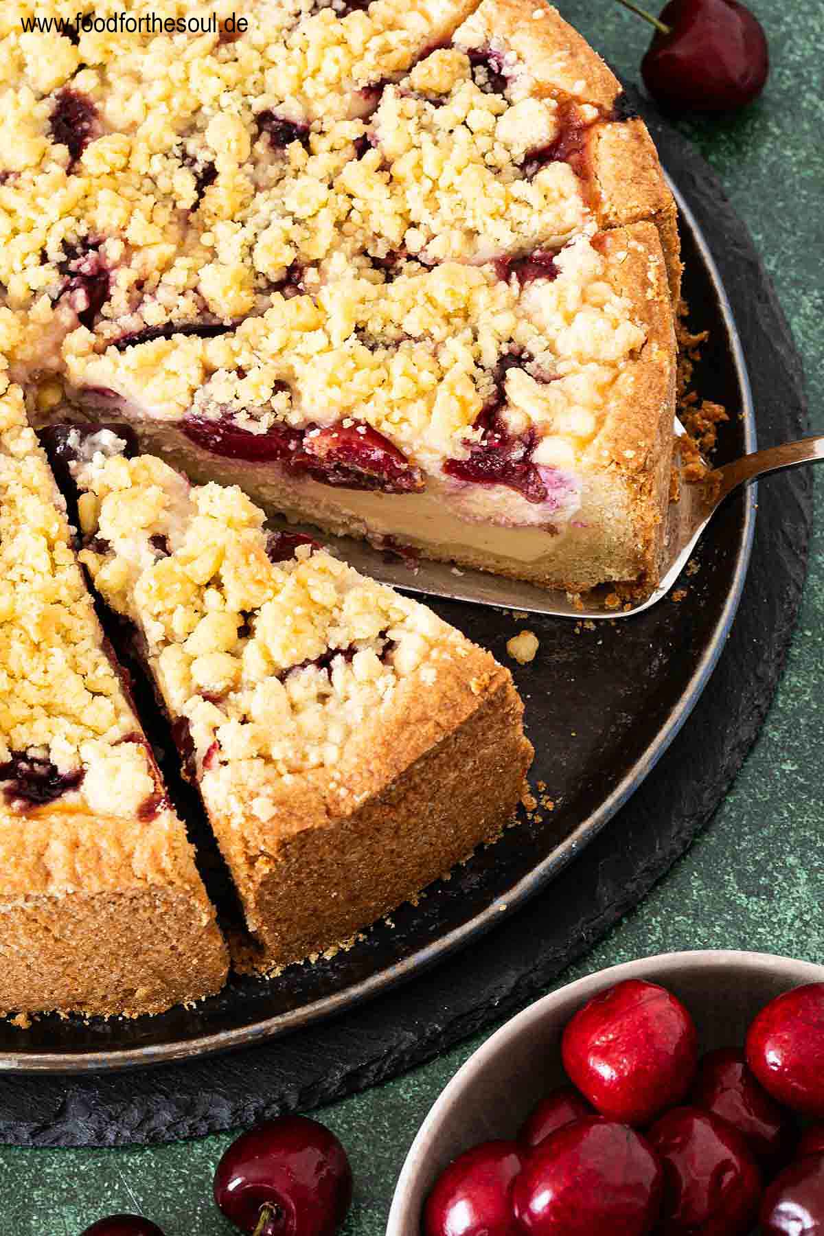 Kirschkuchen mit Quark und Streusel auf einem Teller