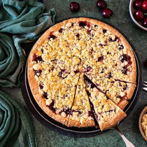 Kirschkuchen mit Quark und Streusel auf einem Teller