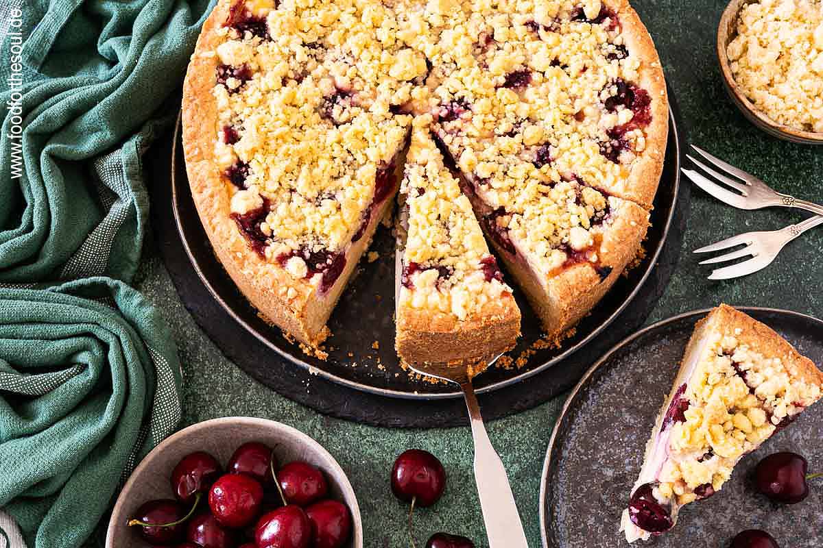Kirschkuchen mit Quark und Streusel auf einem Teller