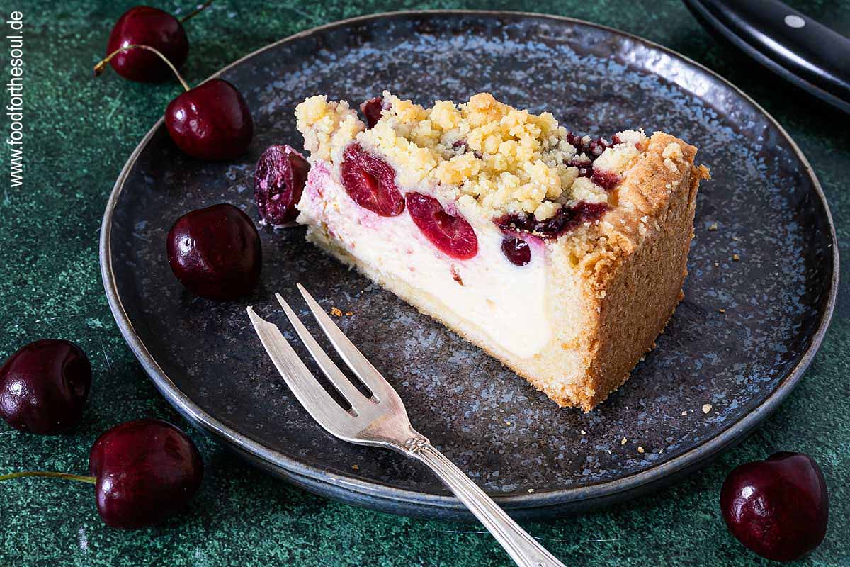 Kirschkuchen mit Quark und Streusel auf einem Teller