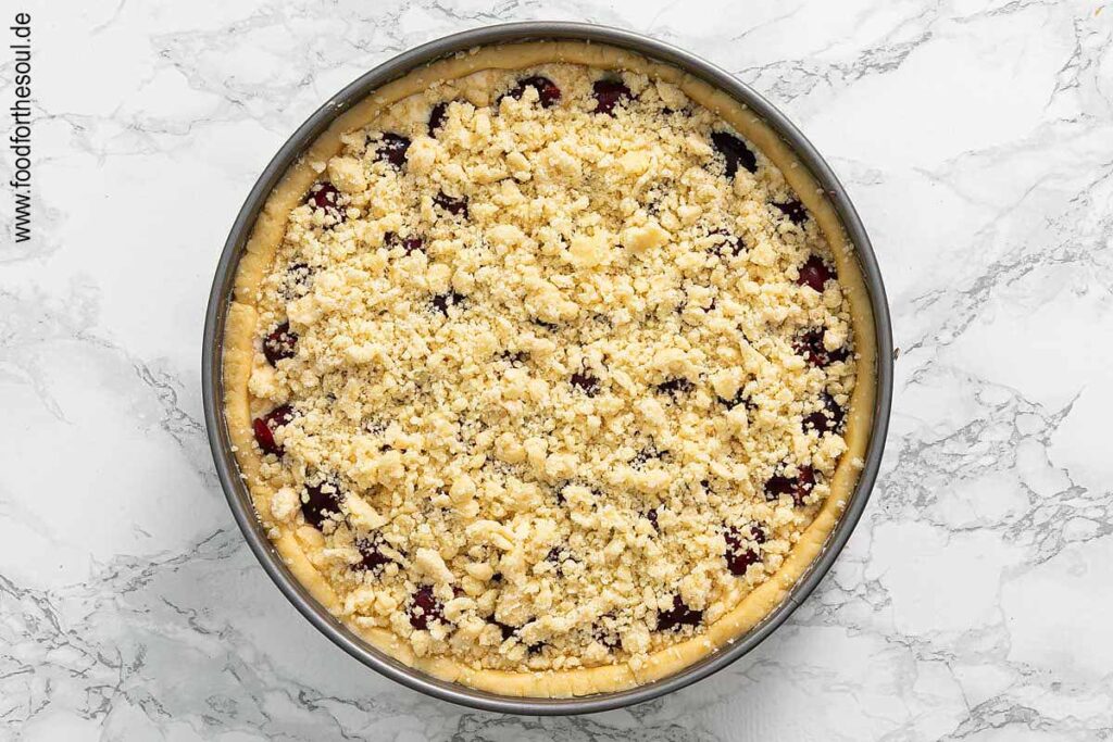 Streusel auf Kirschkuchen verteilen - Schritt 10