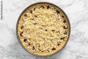 Streusel auf Kirschkuchen verteilen - Schritt 10