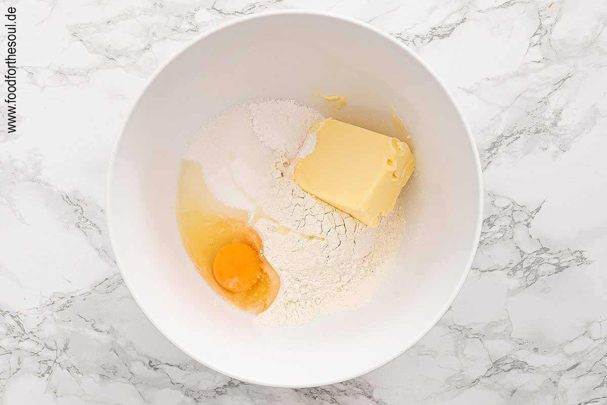 Zutaten für Mürbeteig in eine Rührschüssel geben - Schritt 2