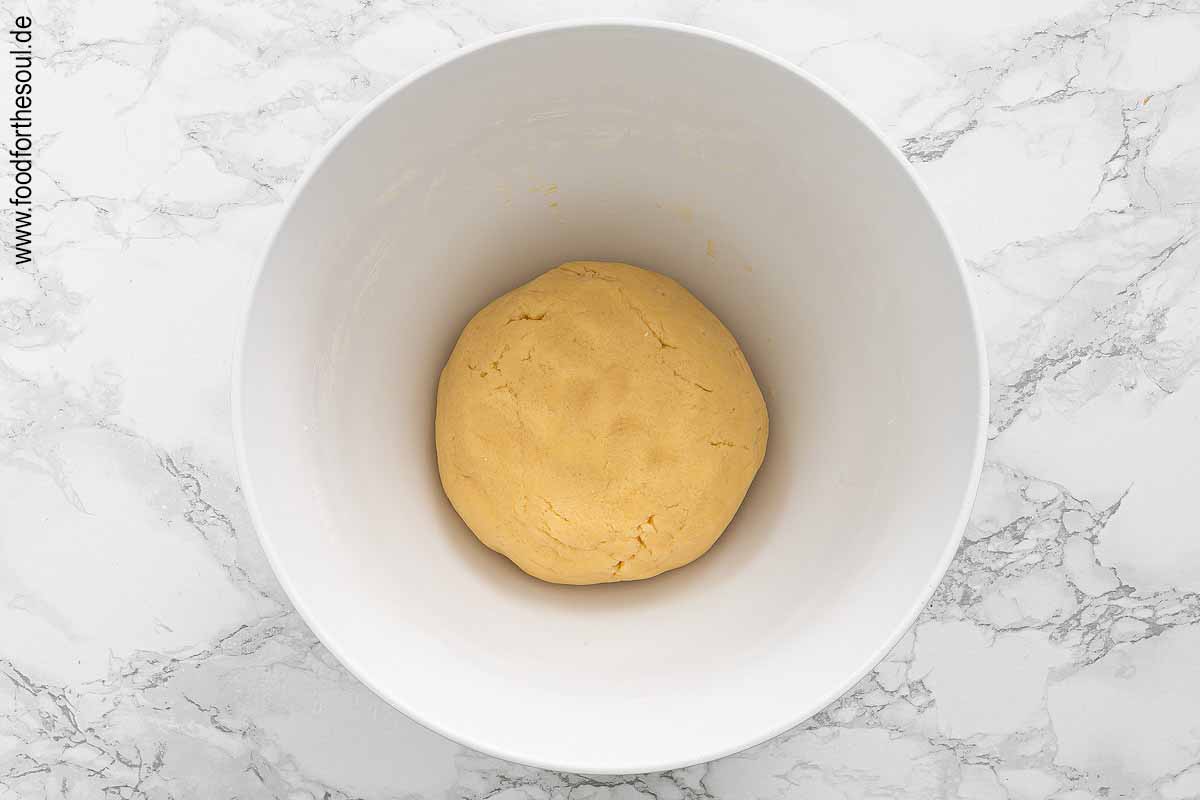 Zutaten zu einem Mürbeteig kneten - Schritt 3
