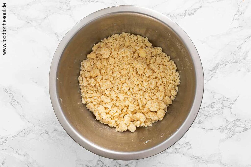 Zutaten für Streusel zu einem Streuselteig kneten - Schritt 9