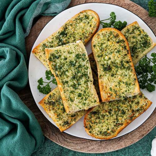 Frisch gebackenes Airfryer Knoblauchbrot auf einem Teller