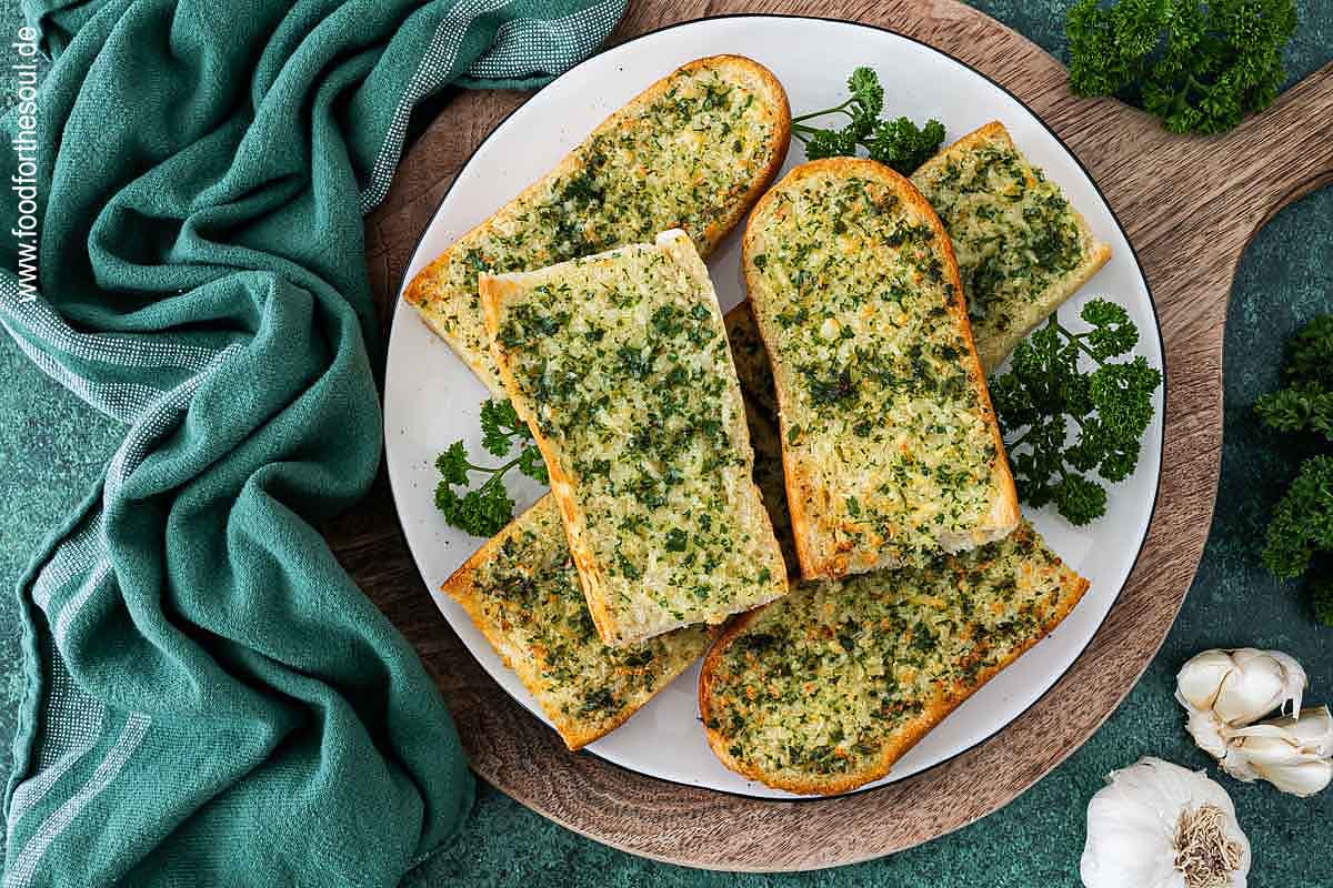 Frisch gebackenes Airfryer Knoblauchbrot auf einem Teller