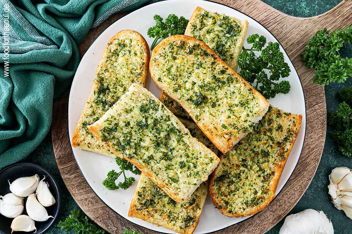 Frisch gebackenes Airfryer Knoblauchbrot auf einem Teller