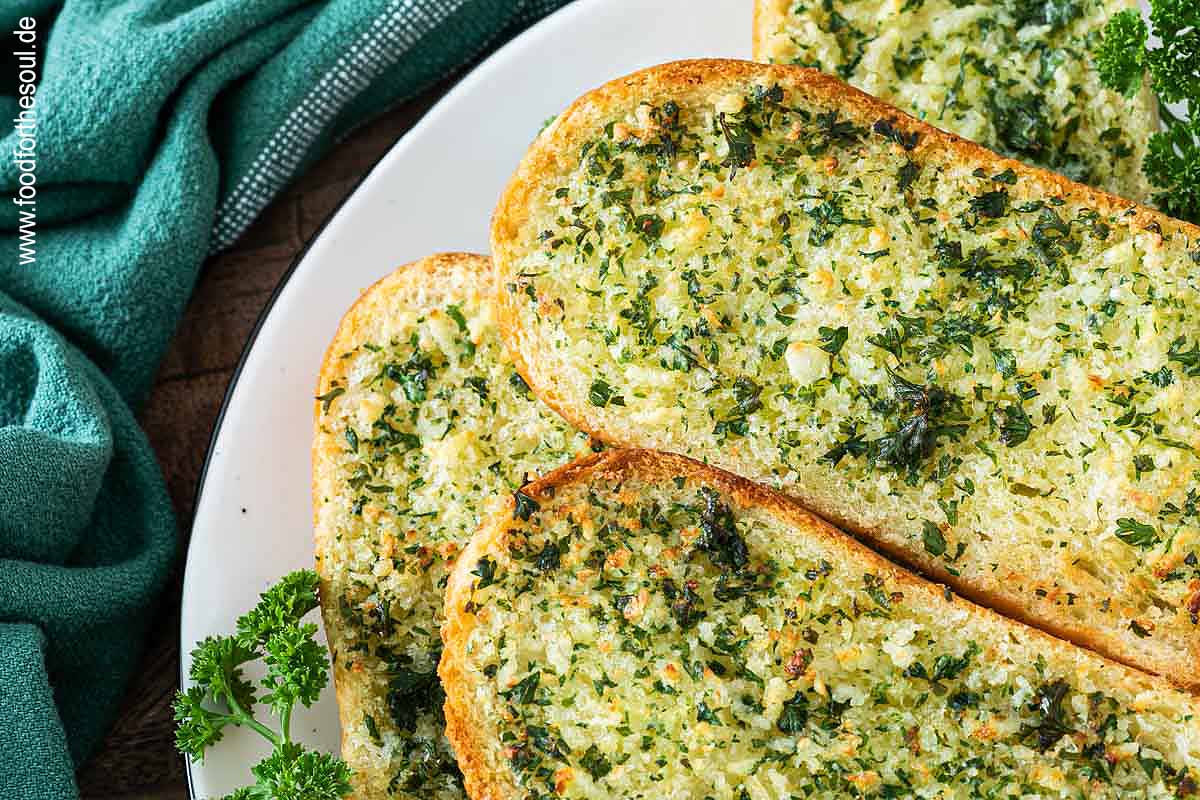 Frisch gebackenes Airfryer Knoblauchbrot auf einem Teller
