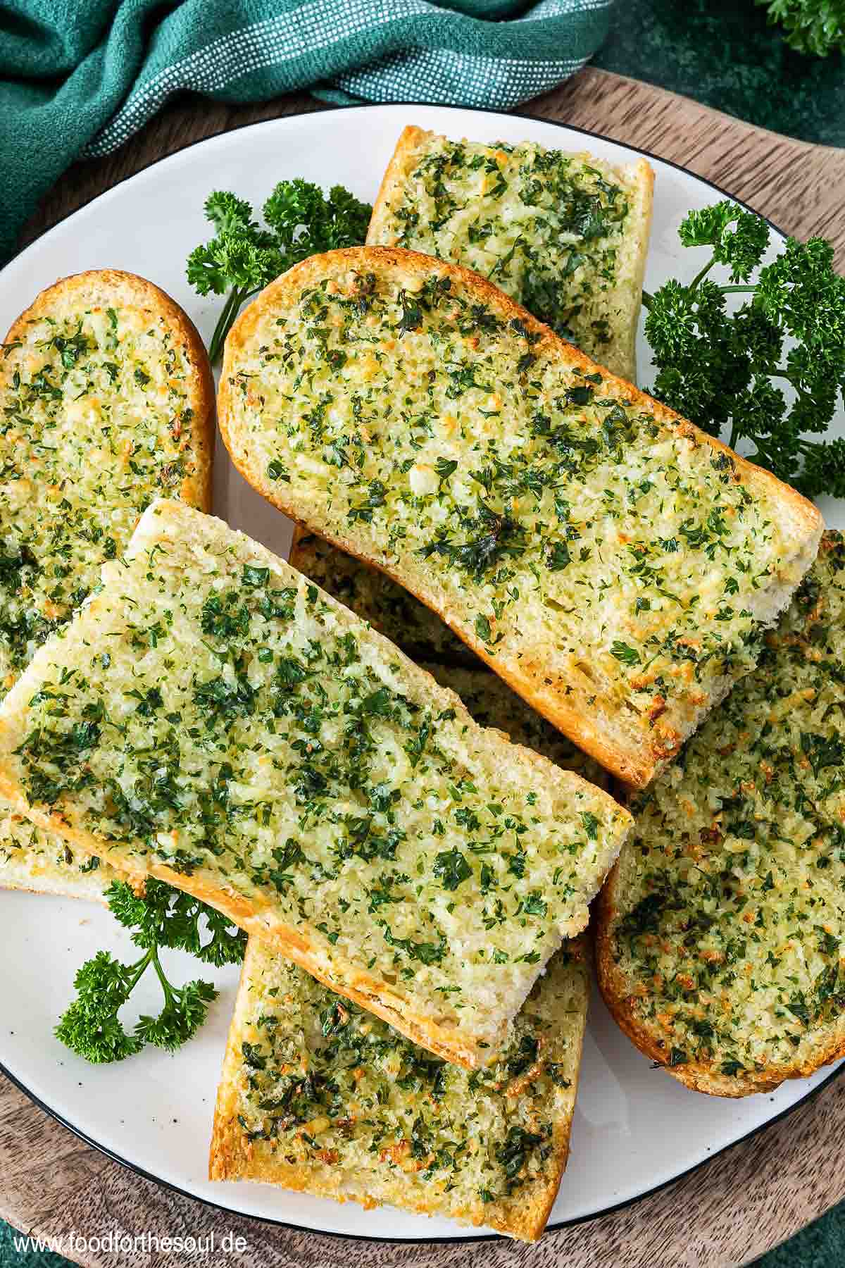Frisch gebackenes Airfryer Knoblauchbrot auf einem Teller