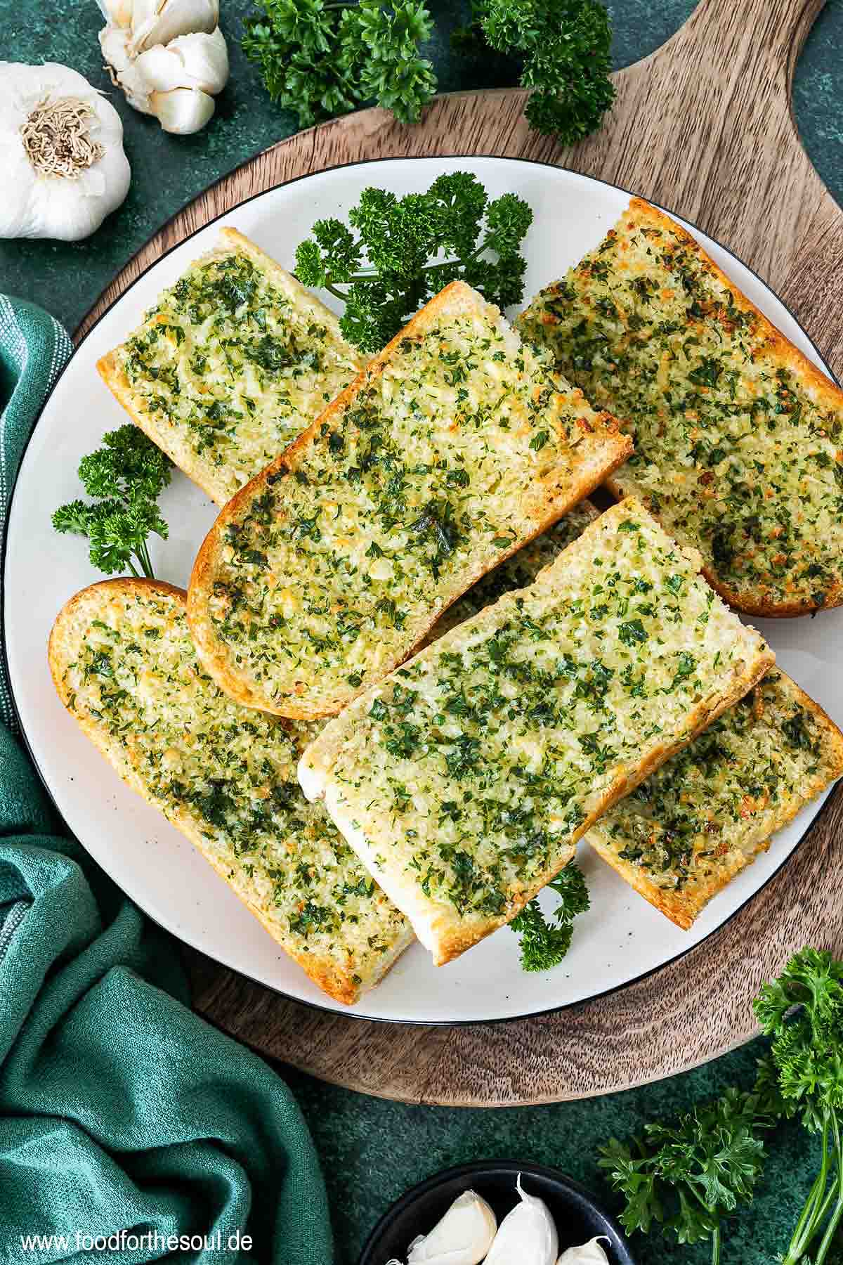 Frisch gebackenes Airfryer Knoblauchbrot auf einem Teller