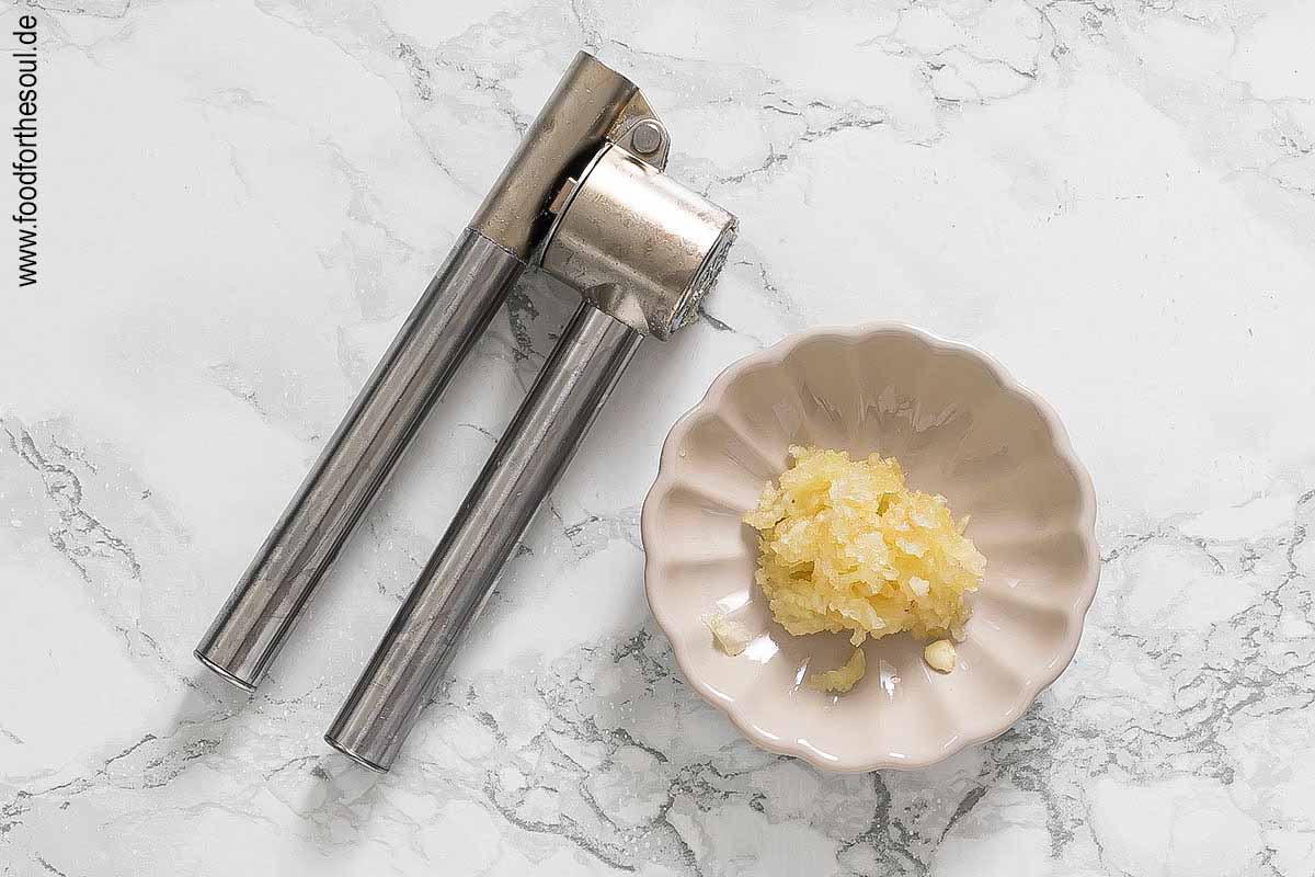 Knoblauch schälen und durch eine Knoblauchpresse drücken - Schritt 2