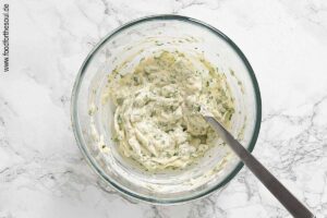 Butter mit Petersilie, Knoblauch und Salz verrühren - Schritt 3