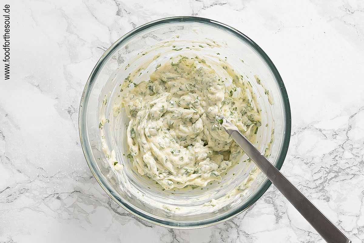Butter mit Petersilie, Knoblauch und Salz verrühren - Schritt 3
