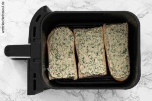 Knoblauchbaguette im Frittierkorb platzieren - Schritt 5