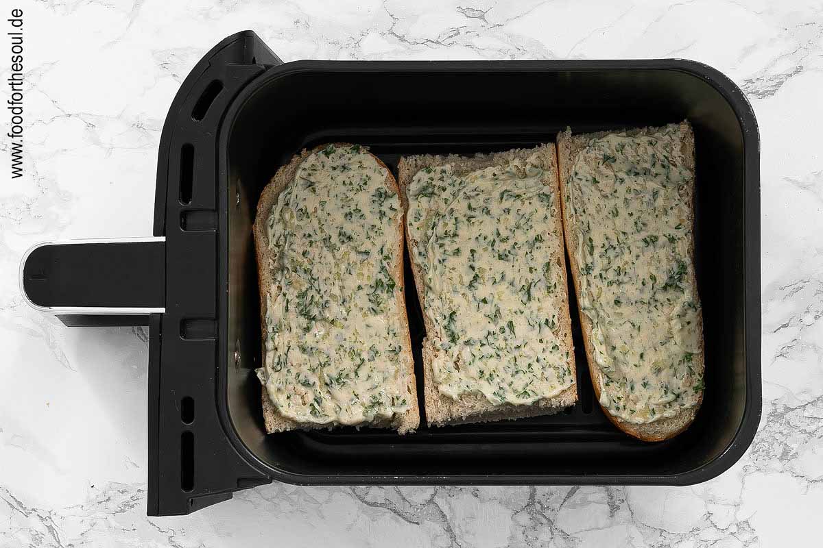 Knoblauchbaguette im Frittierkorb platzieren - Schritt 5