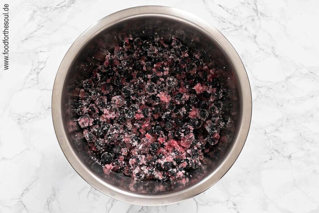 Johannisbeeren, Gelierzucker, Vanillezucker und Zitronensaft mischen - Schriit 3