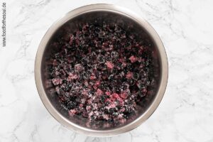 Johannisbeeren, Gelierzucker, Vanillezucker und Zitronensaft mischen - Schriit 3