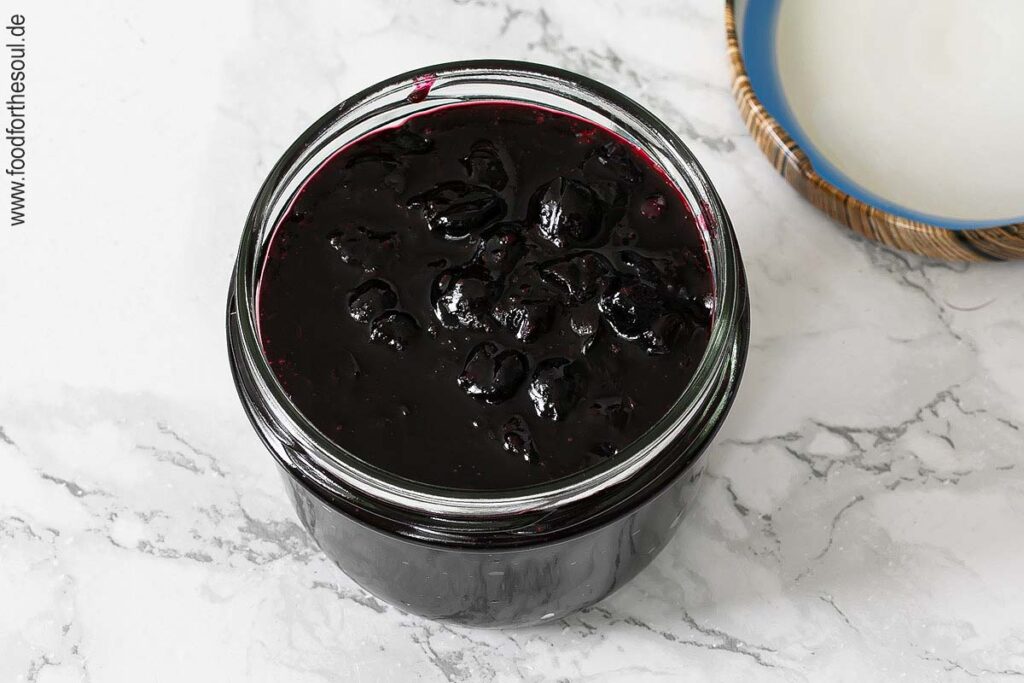 Heiße Johannisbeermarmelade in Schraubgläser abfüllen und verschließen - Schritt 6