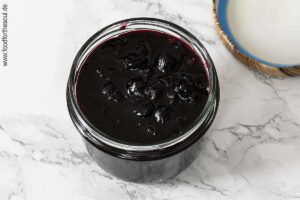 Heiße Johannisbeermarmelade in Schraubgläser abfüllen und verschließen - Schritt 6
