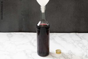 Johannisbeerlikör in Flaschen abfüllen - Schritt 7