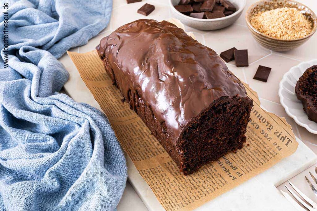 Zucchini Schokokuchen in der Kastenform gebacken und mit einer Schokoladenglasur überzogen