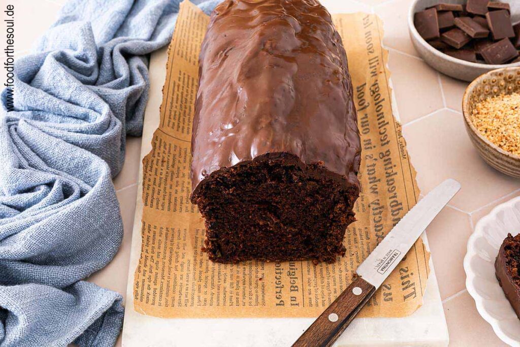Zucchini Schokokuchen in der Kastenform gebacken und mit einer Schokoladenglasur überzogen