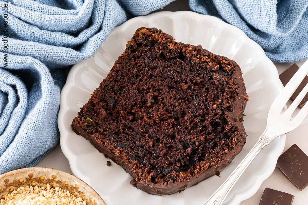 Ein Stück Zucchini Schokokuchen auf einem Teller