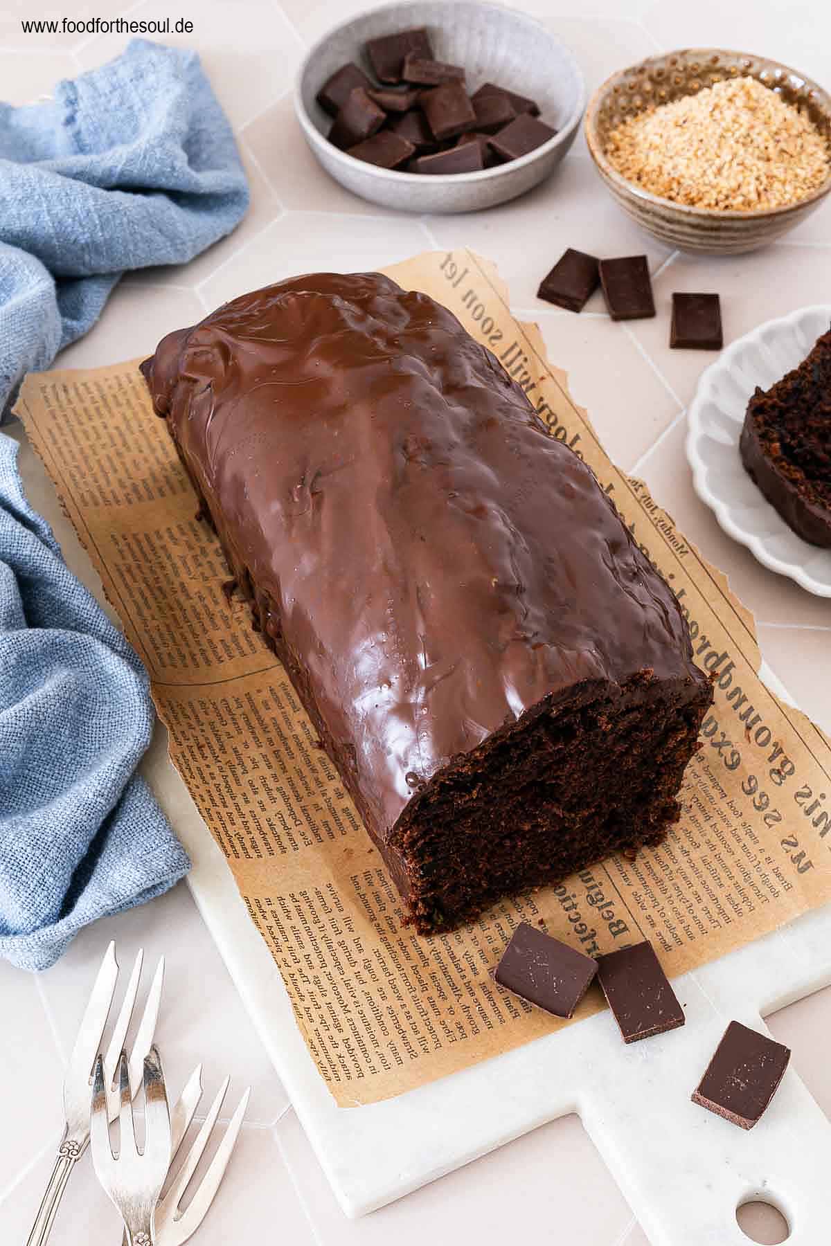 Zucchini Schokokuchen in der Kastenform gebacken und mit einer Schokoladenglasur überzogen