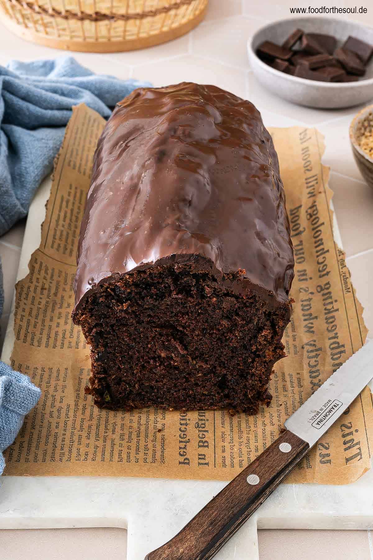 Zucchini Schokokuchen in der Kastenform gebacken und mit einer Schokoladenglasur überzogen