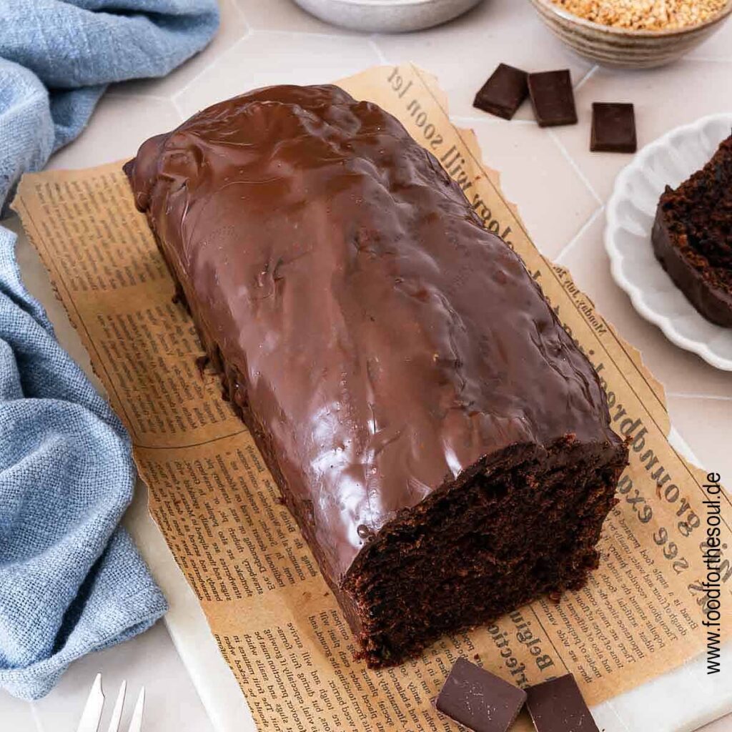 Zucchini Schokokuchen in der Kastenform gebacken und mit einer Schokoladenglasur überzogen
