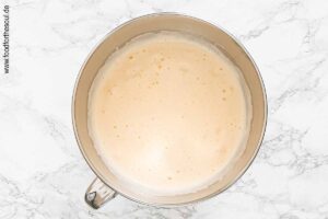 Eier, Zucker, Vanillezucker und Salz schaumig schlagen - Schritt 2