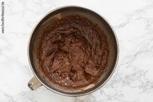 Trockene Zutaten mit Eischaummasse verrühren - Schritt 4