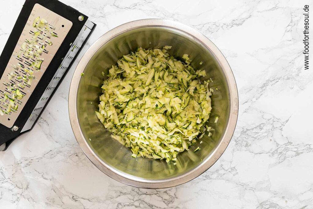 Zucchini waschen, Enden entfernen und raspeln - Schritt 5