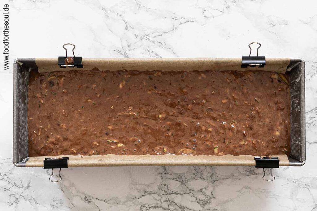 Kuchenteig in die vorbereitete Kastenform füllen und backen - Schritt 7