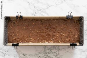 Kuchenteig in die vorbereitete Kastenform füllen und backen - Schritt 7