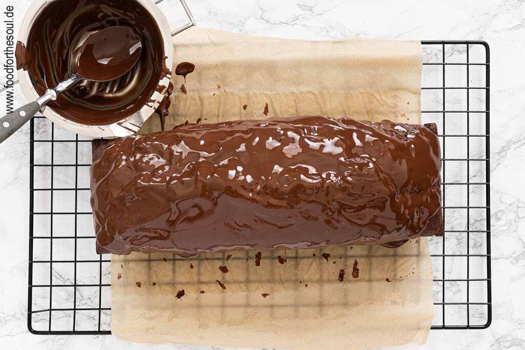 Schokolade schmelzen und den Zucchini Schokokuchen damit bestreichen - Schritt 9