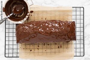 Schokolade schmelzen und den Zucchini Schokokuchen damit bestreichen - Schritt 9