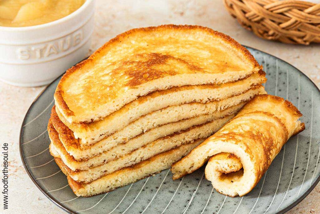 Ein Teller frisch gebackener Eierkuchen