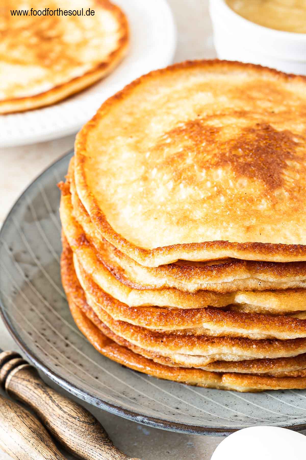 Ein Teller frisch gebackener Eierkuchen