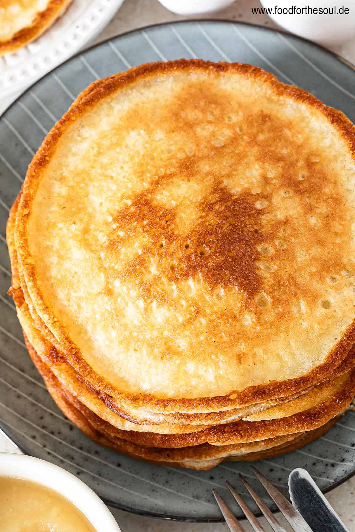 Ein Teller frisch gebackener Eierkuchen
