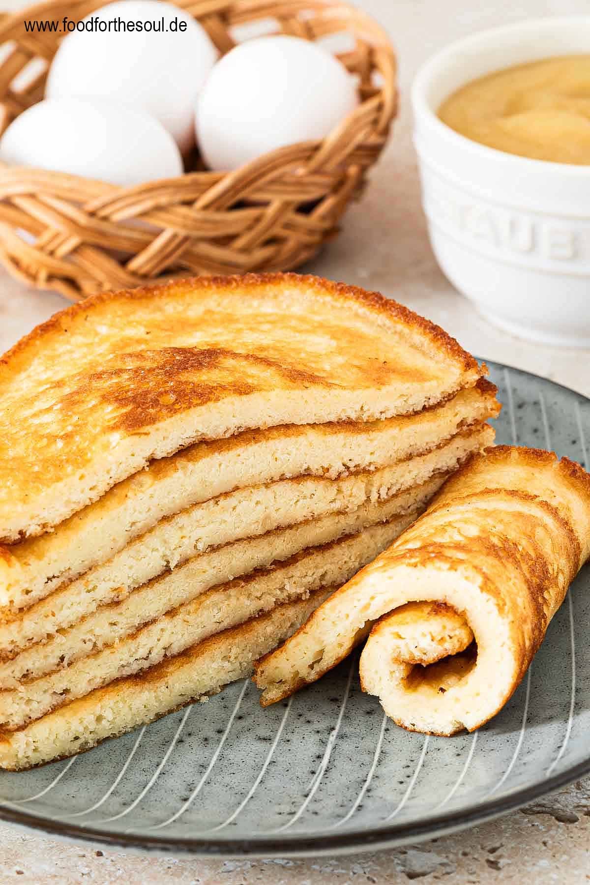 Ein Teller frisch gebackener Eierkuchen