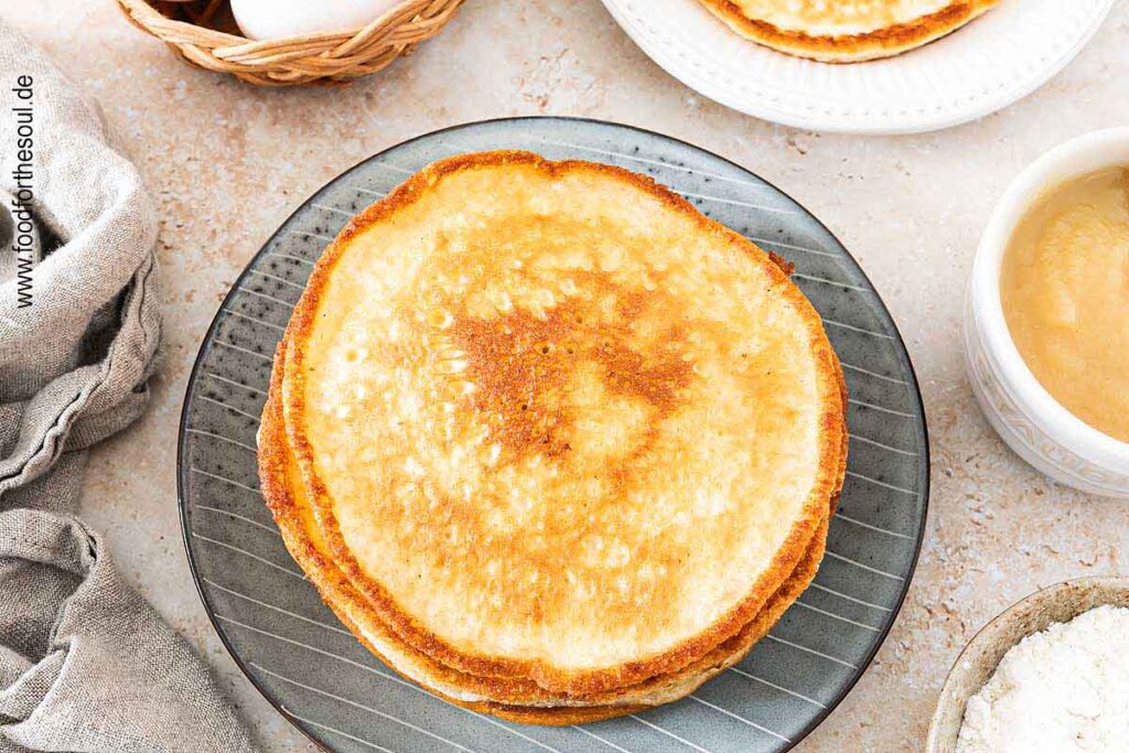 Ein Teller frisch gebackener Eierkuchen