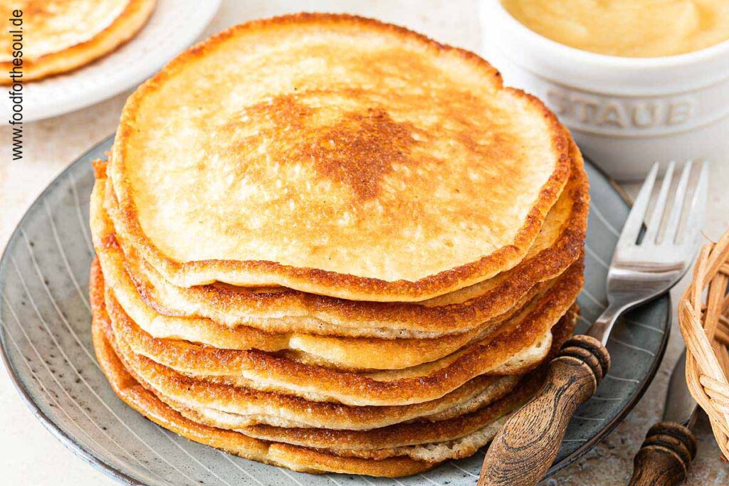 Ein Teller frisch gebackener Eierkuchen