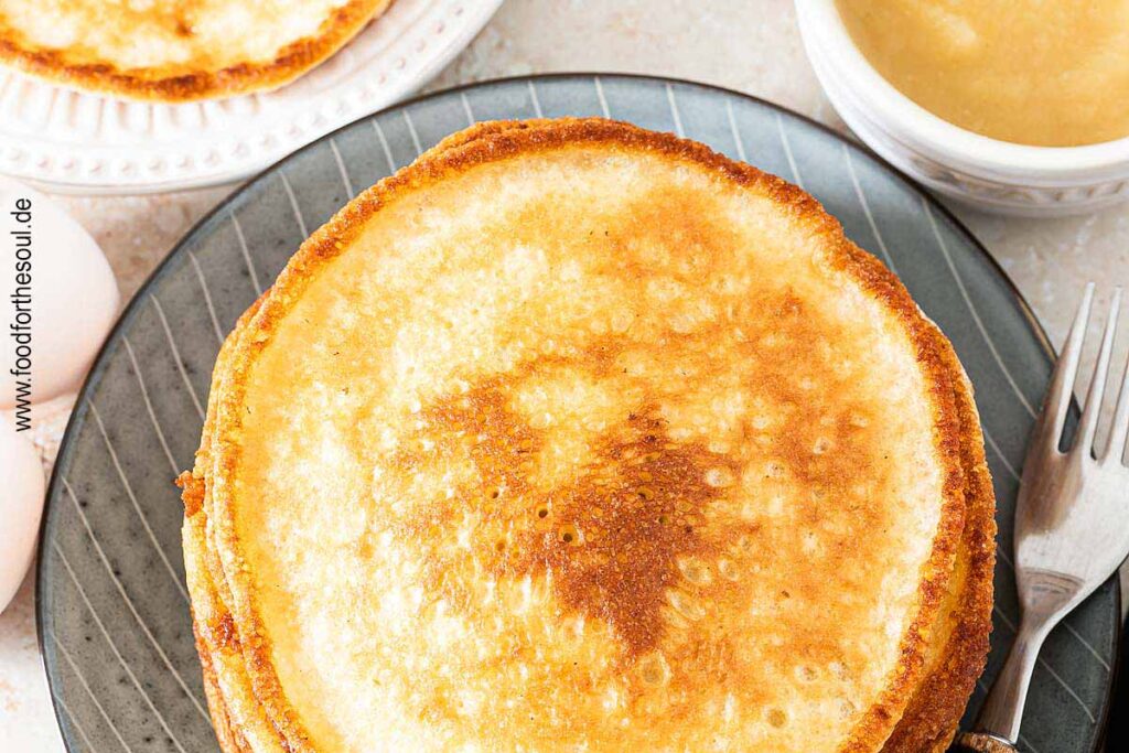 Ein Teller frisch gebackener Eierkuchen