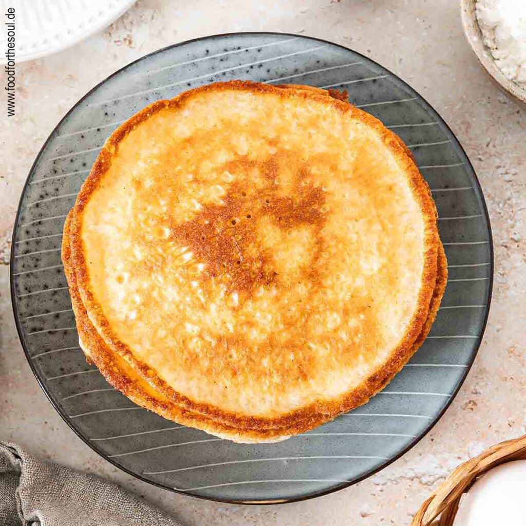Ein Teller frisch gebackener Eierkuchen