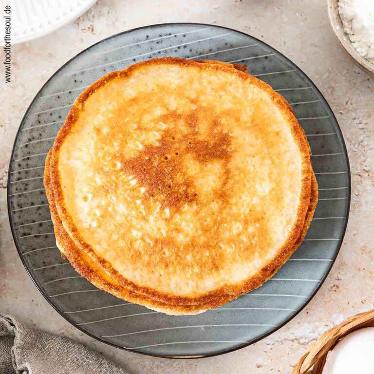Ein Teller frisch gebackener Eierkuchen
