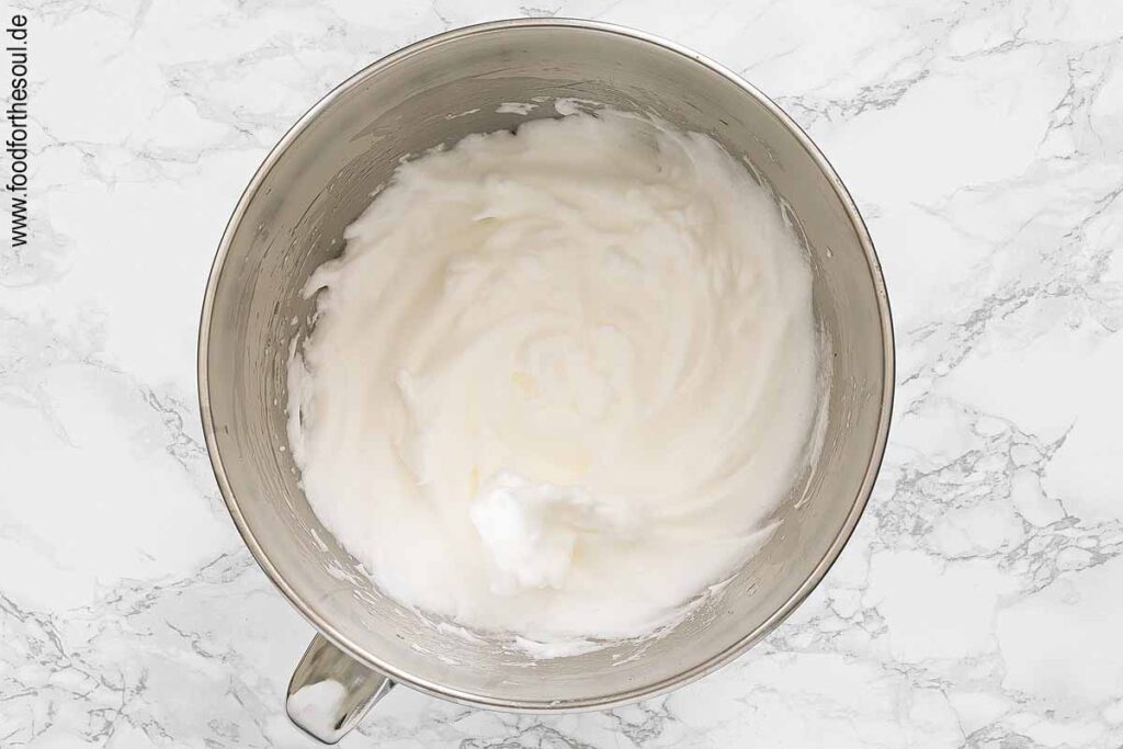Eier trennen und Eiweiß mit Salz zu Eischnee schlagen -Schritt 1