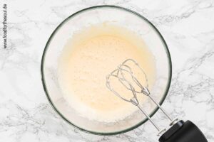 Eigelb und Zucker schaumig schlagen - Schritt 2